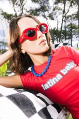 Collar de cuentas esféricas de color azul brillante, con diseño de una sola hilera.