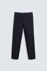 Pantalón de vestir azul marino, de corte recto, confeccionado en lino.