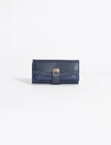 Billetera azul de cuero sintético con múltiples compartimentos para tarjetas y billetes, tarjetero removible, cierre con broche y herrajes plateados.
