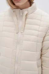 Campera puffer negra con cuello mao y cierre frontal con cremallera.