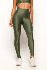 Calza deportiva negra de tiro alto, confeccionada en tejido suave y absorbente.
