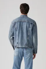 Campera de jean celeste, corte recto, con cuello clásico, cierre frontal con botones metálicos, bolsillos con solapa abotonados en el pecho y bolsillos laterales.