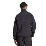 Campera deportiva Adidas de hombre, color negro, con cuello alto y cierre frontal. Presenta mangas raglán y el logo de Adidas Badge of Sport en blanco en el pecho izquierdo. El bajo y los puños son elásticos.