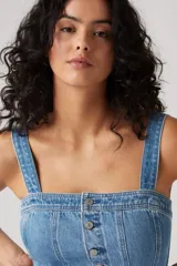 Vestido corto de denim celeste con breteles anchos y botones frontales.