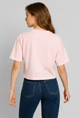 Remera blanca de corte holgado con estampado de flores negras.