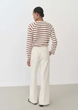 Jersey de punto a rayas horizontales color marrón y blanco, con cuello redondo y manga larga.