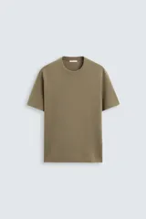 Camiseta color caqui de punto con hilatura de mezcla de algodón, corte recto, cuello redondo y manga corta.