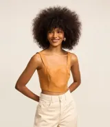 Blusa corta color ocre de material sintético con tirantes medianos con elástico y lastex en la espalda.