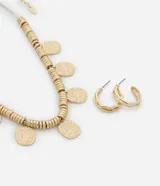 Conjunto de collar corto con colgantes circulares dorados y aros de aro martillados dorados.