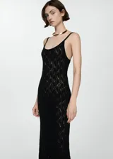 Vestido largo de crochet negro con tirantes finos y escote redondo. Diseño recto y sin mangas.