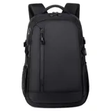 Mochila negra con bolsillo frontal vertical y capacidad para notebook. Incluye bolsillos laterales de rejilla, además de una faja y un bolsillo en la espalda para sujetarla a la valija.