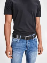 Cinturón de cuero negro con hebilla metálica plateada con el logo de la marca grabado.