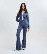 Pantalón flare azul de microfibra, con cintura ancha y sin estampado.