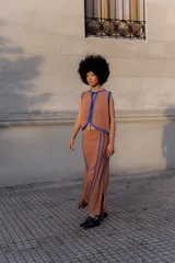 Falda larga tejida calada color camel con lurex en rayas azules y tajos laterales.