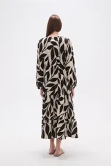 Vestido midi holgado con estampado floral en tonos verde militar y beige, cuello en V, mangas largas y falda con volados.