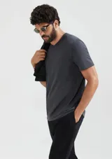 Remera gris oscuro de corte clásico, con cuello en V y mangas cortas.