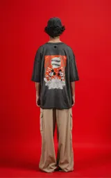 Remera negra de manga corta con cuello redondo y corte oversize. Estampado frontal con diseño de Mickey Mouse.