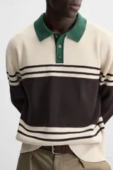 Polo de corte relajado confeccionado en tejido de punto con textura de chenilla. Presenta cuello de solapa con cierre frontal de botonadura, mangas largas y acabados en rib.