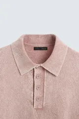 Polo de hombre color rosa, corte relaxed fit, tejido de punto con textura bouclé y mezcla de algodón. Tiene cuello solapa, cierre frontal con botones, manga corta y acabados en rib.