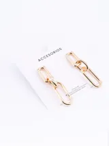 Aros colgantes dorados con eslabones rectangulares.