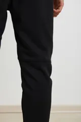 Pantalón jogging de corte regular, con cintura elástica y cordón regulable, bolsillos laterales y acabado en puño elástico.