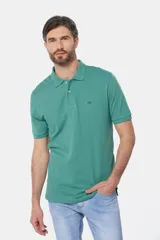 Remera polo color bordó de piqué liso, con cuello en rib y botones personalizados.