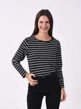 Remera de manga larga, color verde grisáceo, con rayas horizontales blancas. Presenta botones dorados decorativos en los hombros.