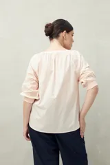 Blusa color rosa pálido de algodón con bordado delicado en las mangas y escote en “V”. Mangas 3/4 con terminación elastizada.