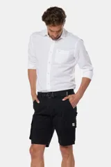 Bermuda cargo gris con cinturón, confeccionada en tejido de algodón con elasticidad, con bolsillos laterales y detalles en bolsillos traseros con solapa.