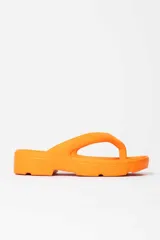 Sandalia tipo ojota color naranja con plataforma track.