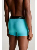 Pack de tres bóxer Calvin Klein de algodón elástico, con cinturilla elástica con logo repetido. Incluye un bóxer celeste liso, uno gris liso y uno negro con estampado de logos en celeste.