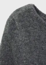 Vestido midi de punto color gris, con cuello barco, manga larga y corte entallado. Incluye cinturón de cuero negro con hebilla plateada.