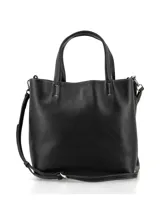 Cartera negra de cuero con doble asa corta y correa larga extraíble. Tiene logo metálico plateado en el frente, cierre con broche metálico y bolsillo interno con cierre.