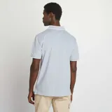 Remera polo celeste de piqué de algodón, corte clásico, con cuello y mangas con ribete blanco.