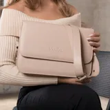 Bandolera marrón de cuero vacuno, con cierre metálico YKK, correa ajustable extraíble y bolsillo interno con cierre.