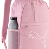 Mochila Puma color rosa con logo blanco estampado. Cuenta con un compartimento principal con cierre, un bolsillo frontal con cierre, dos bolsillos laterales de malla y correas acolchadas ajustables.