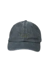 Gorro de sarga color gris oscuro con visera curva y bordado frontal con el texto 'utility studios' en verde oliva.