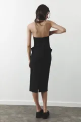 Vestido midi negro con escote corazón y hombros descubiertos. Cierre trasero con cremallera oculta.