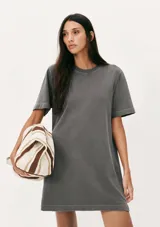 Vestido corto marrón con cuello redondo y mangas cortas.