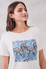 Remerón blanco de viscosa con estampado abstracto en tonos celeste y negro.
