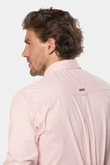Camisa azul marino de manga larga con bolsillo en el pecho, confeccionada en algodón.