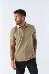 Polo de piqué color burdeos, de fit regular, con mangas cortas y botones, logo bordado en el pecho.