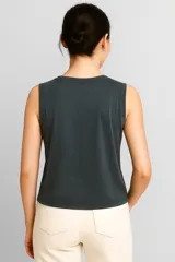Musculosa color ladrillo con estampa dorada de una guitarra alada y la leyenda "Rock & Roll 1974".