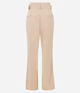 Pantalón pantacourt color beige, confeccionado en tricolina. Presenta cintura clochard con trabillas, pliegues delanteros y bolsillos laterales. Incluye cinturón con hebilla rectangular con estampado carey.