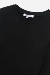 Remera de manga larga color rosa pálido, con cuello redondo.