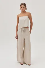 Top color beige de lino con escote cuadrado y tiras finas.
