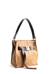 Bolso de cuero en tonos beige y marrón, de diseño estructurado con cierre frontal y asas para llevar al hombro.
