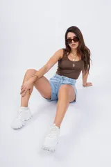 Musculosa corta color marrón con escote redondo.