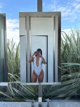 Malla entera blanca de encaje con forro, espalda descubierta y corte tipo tanga.