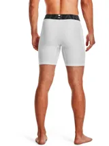 Short de compresión gris con pretina elástica negra con la marca Under Armour en blanco.